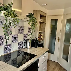 Appartement Le Petit , Jolie Maisonnette Terrasse Netflix Parking Prive Jeux De Societe, Bourg-en-Bresse